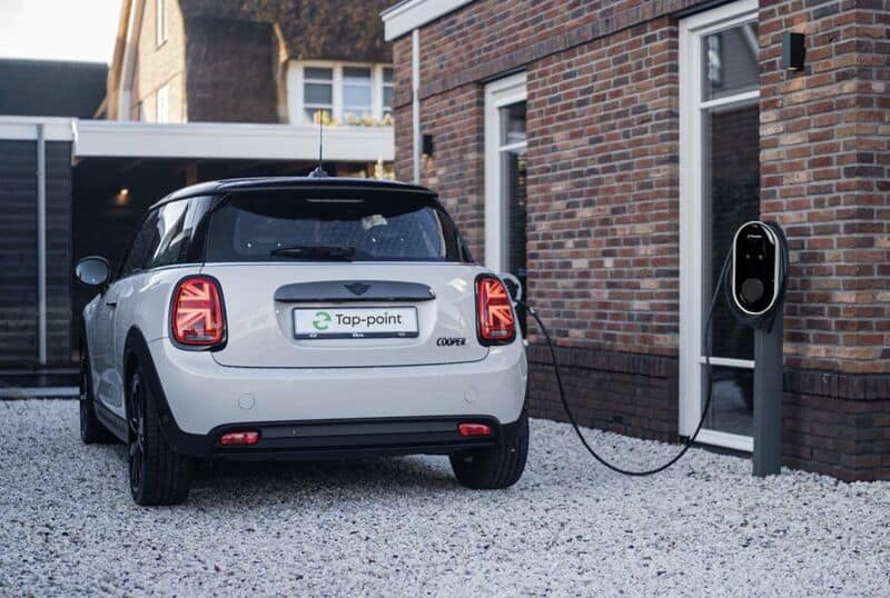 1. Elektrische auto opladen bij Tap-Point laadstation.